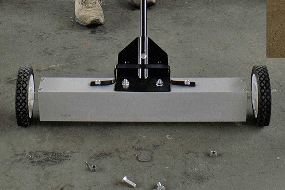 © Magna-C GmbH
Schrauben, Nägel, späne oder metallischer Staub: Mit dem Magnetbesen können auch verdreckte oder ölige beziehungsweise nasse Partikel beseitigt werden. Schrauben, Nägel, späne oder metallischer Staub: Mit dem Magnetbesen können auch verdreckte oder ölige beziehungsweise nasse Partikel beseitigt werden.