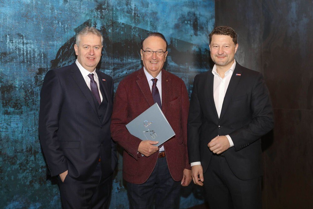 © Quester/APA-Fotoservice/Tanzer
Martin Strobl (Category Manager Fliese Quester) und René Rieder (GF Quester) Martin Strobl (Category Manager Fliese Quester) und René Rieder (GF Quester)