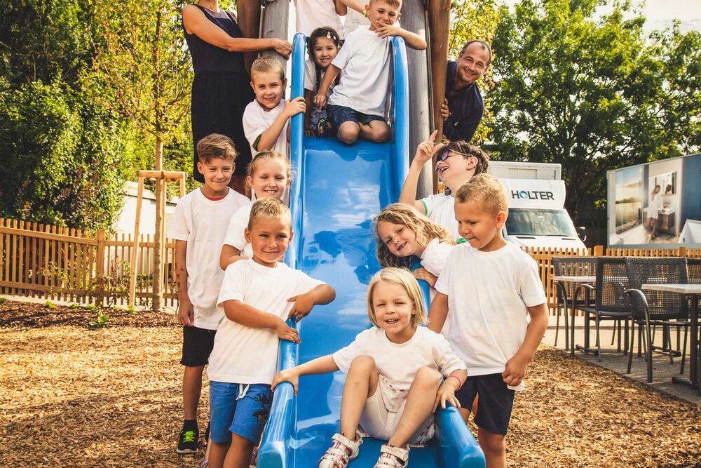 © Holter
Jasmin Holter-Hofer (r.) und Michael Holter (l.), Geschäftsführung Holter, mit Kindern des Betriebskindergartens HOLTER Bambini Jasmin Holter-Hofer (r.) und Michael Holter (l.), Geschäftsführung Holter, mit Kindern des Betriebskindergartens HOLTER Bambini