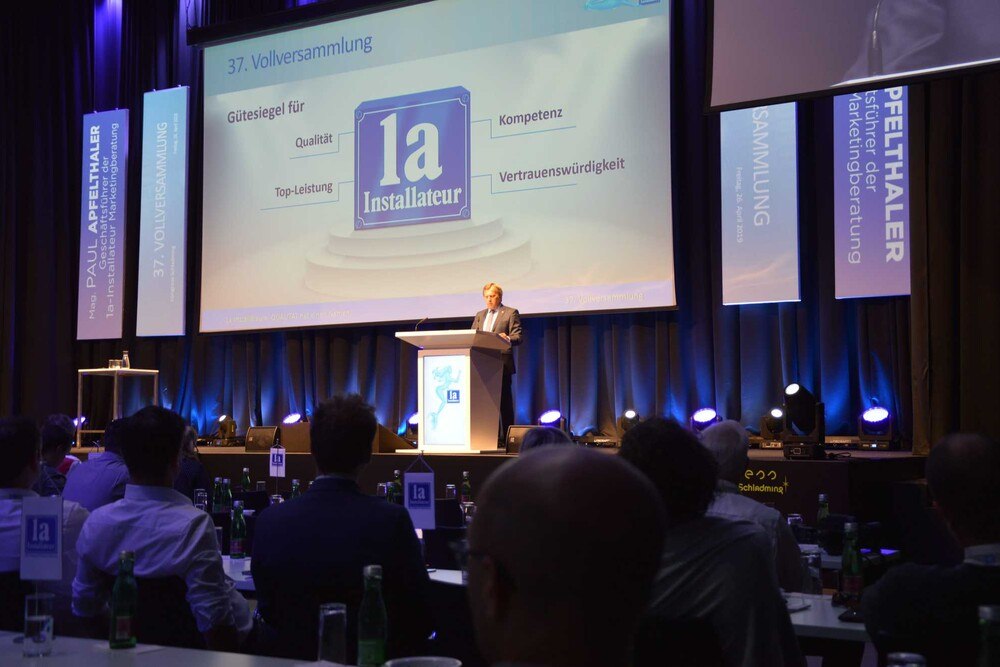 © Klobucsar
Mag. Paul Apfelthaler unterstrich in seiner Rede unter anderem das Motto der 1a-Installateure: "Qualität hat einen Namen“. Mag. Paul Apfelthaler unterstrich in seiner Rede unter anderem das Motto der 1a-Installateure: "Qualität hat einen Namen“.