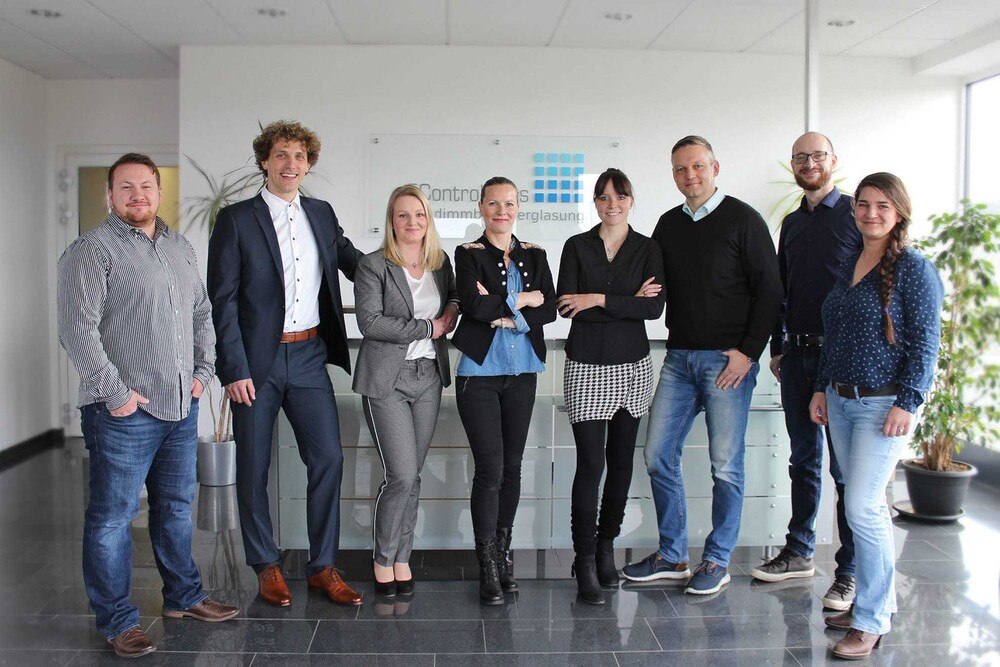 © EControl-Glas
EControl-Glas Geschäftsführer Tobias John (2. v. l.) und die neue Vertriebsleiterin Christiana Laux (3. v. l.) wollen gemeinsam mit dem Vertriebsteam, bestehend aus Robert Lorenz, Daniela Saarschmidt, Nadine Witt, Thomas Groneick, Hans Hegewald und Madeleine Geipel (von links), aussichtsreiche Märkte auf dem europäischen Fenstermarkt angehen. EControl-Glas Geschäftsführer Tobias John (2. v. l.) und die neue Vertriebsleiterin Christiana Laux (3. v. l.) wollen gemeinsam mit dem Vertriebsteam, bestehend aus Robert Lorenz, Daniela Saarschmidt, Nadine Witt, Thomas Groneick, Hans Hegewald und Madeleine Geipel (von links), aussichtsreiche Märkte auf dem europäischen Fenstermarkt angehen.