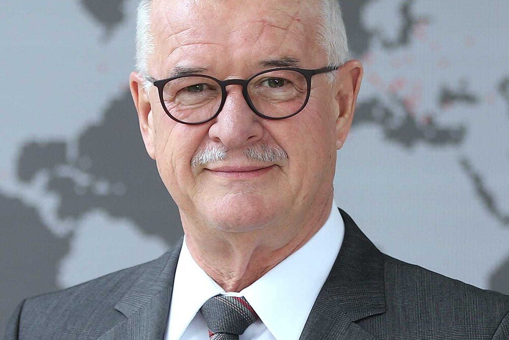 © Roto
Informiert über die Realisierung der neuen Roto-Gruppenstruktur: Dr. Eckhard Keill. Informiert über die Realisierung der neuen Roto-Gruppenstruktur: Dr. Eckhard Keill.