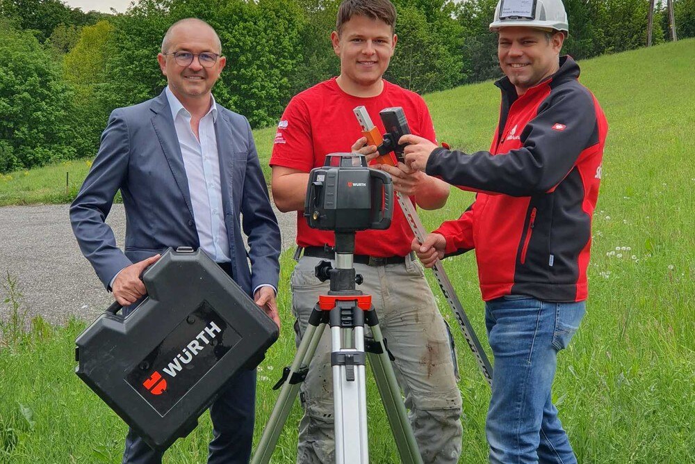 © SkillsAustria/Laresser
Helmut Reitstätter (Geschäftsniederlassung Linz, Würth, l.) traf Marc Berndorfer (World Skills Teilnehmer Kazan 2019, mitte) und Roland Mittendorfer (Experte im Beruf Maurer, Skills Austria, r.) bei den World Skills-Vorbereitungen in der Bauakademie Oberösterreich. Helmut Reitstätter (Geschäftsniederlassung Linz, Würth, l.) traf Marc Berndorfer (World Skills Teilnehmer Kazan 2019, mitte) und Roland Mittendorfer (Experte im Beruf Maurer, Skills Austria, r.) bei den World Skills-Vorbereitungen in der Bauakademie Oberösterreich.