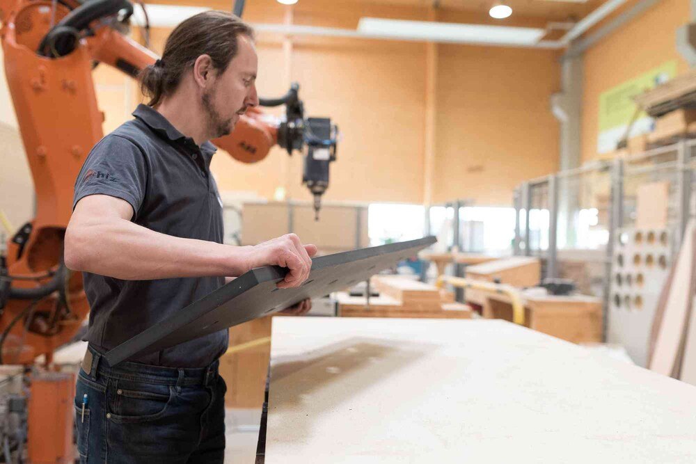 © MT Design
Markus Tragner ist mit seiner Tischlerei im HIZ Zeltweg ansässig - und nutzt dort auch den Industrieroboter. Markus Tragner ist mit seiner Tischlerei im HIZ Zeltweg ansässig - und nutzt dort auch den Industrieroboter.