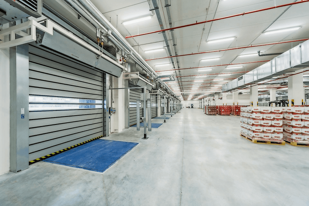 © Efaflex
Im neuen Logistikzentrum von Budweiser stehen nun schnelllaufende Tore zur Verfügung. Im neuen Logistikzentrum von Budweiser stehen nun schnelllaufende Tore zur Verfügung.