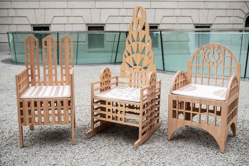 © Miriam Raneburger
Stühle mit Skyline: Die "Village Chairs" von Carlo Malerba sind im Joanneumsviertel zu sehen. Stühle mit Skyline: Die "Village Chairs" von Carlo Malerba sind im Joanneumsviertel zu sehen.