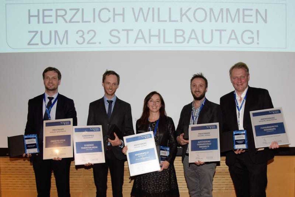 © Gabriele Scheinast
Die Preisträger: v.l. Christian Wall (GLS Bau und Montage GmbH), Markus Zebinger (Zeman und Co GmbH), Architektin Doris Dockner, Florian Oberhauser (gbd ZT) und Karl Gruber (4juu architekten) Die Preisträger: v.l. Christian Wall (GLS Bau und Montage GmbH), Markus Zebinger (Zeman und Co GmbH), Architektin Doris Dockner, Florian Oberhauser (gbd ZT) und Karl Gruber (4juu architekten)