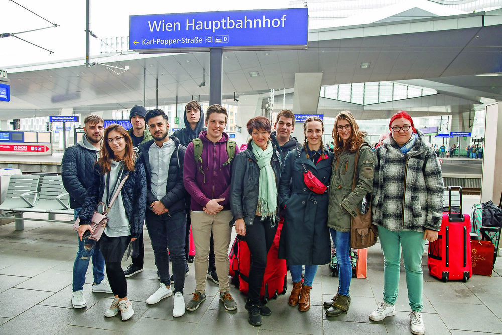 © wkw/ Florian Wieser
Maria Smodics-Neumann (Mitte) verabschiedete die zehn Lehrlinge. Maria Smodics-Neumann (Mitte) verabschiedete die zehn Lehrlinge.
