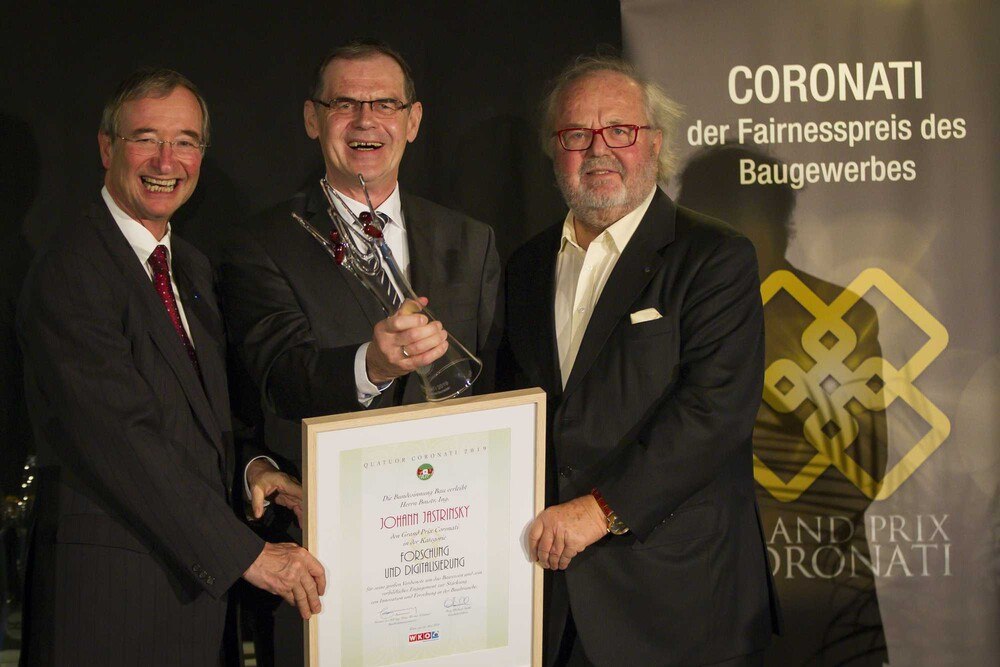 © Wolfgang Jannach
Der ehemalige Wirtschaftskammer-Präsident Christoph Leitl (l.) und Bundesinnungsmeister Hans-Werner Frömmel ehrten Baumeister Johann Jastrinsky mit dem Coronati in der Kategorie „Forschung und Digitalisierung". Der ehemalige Wirtschaftskammer-Präsident Christoph Leitl (l.) und Bundesinnungsmeister Hans-Werner Frömmel ehrten Baumeister Johann Jastrinsky mit dem Coronati in der Kategorie „Forschung und Digitalisierung".