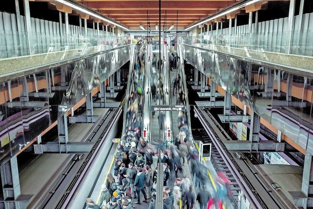 © Wiener Linien / Severin Wurnig
Mit rund 2,6 Millionen Fahrgästen ist das Verkehrsnetz der Wiener Linien eine „kritische Infrastruktur“, die eine einheitliche, elektronische Schließanlage benötigt. Mit rund 2,6 Millionen Fahrgästen ist das Verkehrsnetz der Wiener Linien eine „kritische Infrastruktur“, die eine einheitliche, elektronische Schließanlage benötigt.