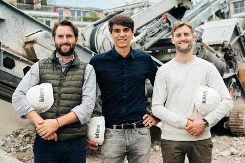 © klarx
Die Gründer von klarx, einer Onlineplattform für Baumaschinenmiete: Matthias Handschuh, Vincent Koch und Florian Handschuh Die Gründer von klarx, einer Onlineplattform für Baumaschinenmiete: Matthias Handschuh, Vincent Koch und Florian Handschuh