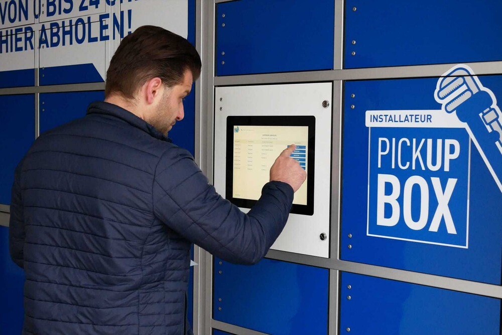 © Frauenthal Handel Gruppe
Schnell und einfach können die bestellten Artikel in der PickUp Box abgeholt werden. Schnell und einfach können die bestellten Artikel in der PickUp Box abgeholt werden.
