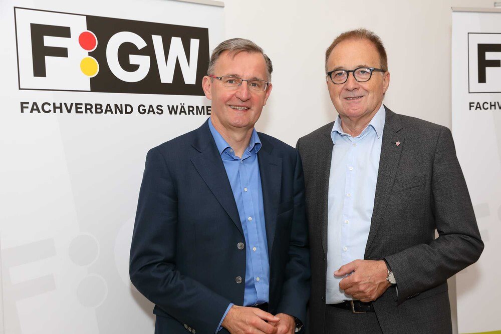 © Fachverband Gas Wärme
DI Peter Weinelt, Obmann des Fachverband Gas Wärme und stellvertretender Generaldirektor der Wiener Stadtwerke, Prof. Mag. Herbert Lechner, stellvertretender Geschäftsführer und wissenschaftlicher Leiter der Österreichischen Energieagentur und Mag. Michael Mock, Geschäftsführer des Fachverband Gas Wärme (v.l.n.r.) DI Peter Weinelt, Obmann des Fachverband Gas Wärme und stellvertretender Generaldirektor der Wiener Stadtwerke, Prof. Mag. Herbert Lechner, stellvertretender Geschäftsführer und wissenschaftlicher Leiter der Österreichischen Energieagentur und Mag. Michael Mock, Geschäftsführer des Fachverband Gas Wärme (v.l.n.r.)