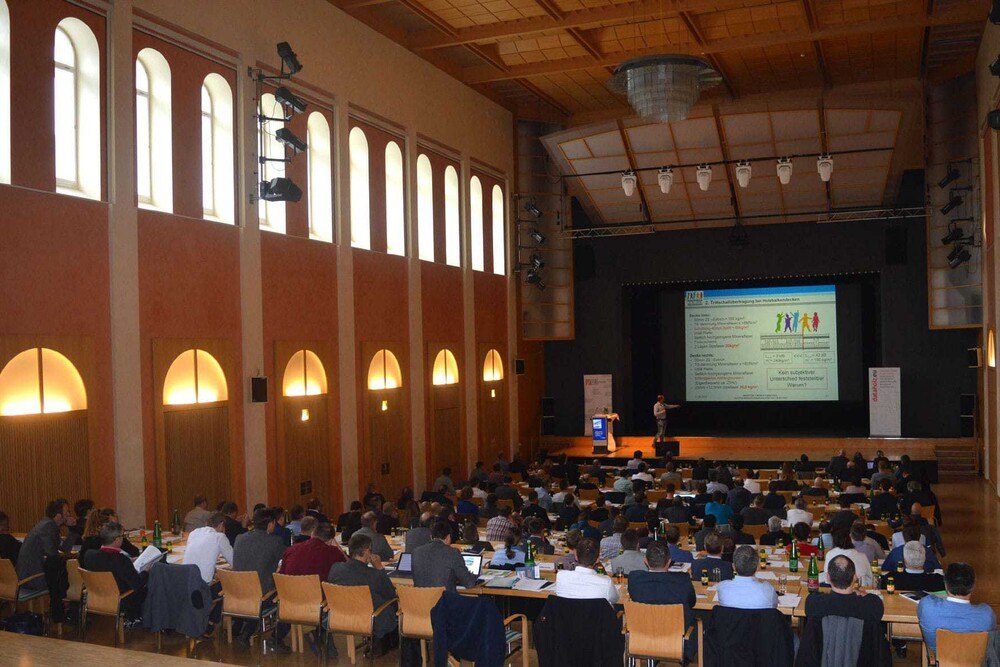 © Holzforschung Austria
Rund 170 Teilnehmer fanden sich im Kongress- und Theaterhaus Bad Ischl zum diesjährigen Bauphysik-Forum ein. Rund 170 Teilnehmer fanden sich im Kongress- und Theaterhaus Bad Ischl zum diesjährigen Bauphysik-Forum ein.