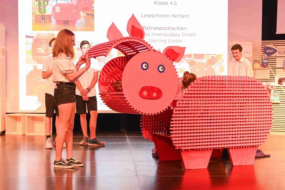 © Patrick Sommeregger-Baurecht (photo-baurecht.com)
Bei der ersten Kärntner Tischler Trophy bewiesen die Schüler ihre Kreativität. Bei der ersten Kärntner Tischler Trophy bewiesen die Schüler ihre Kreativität.