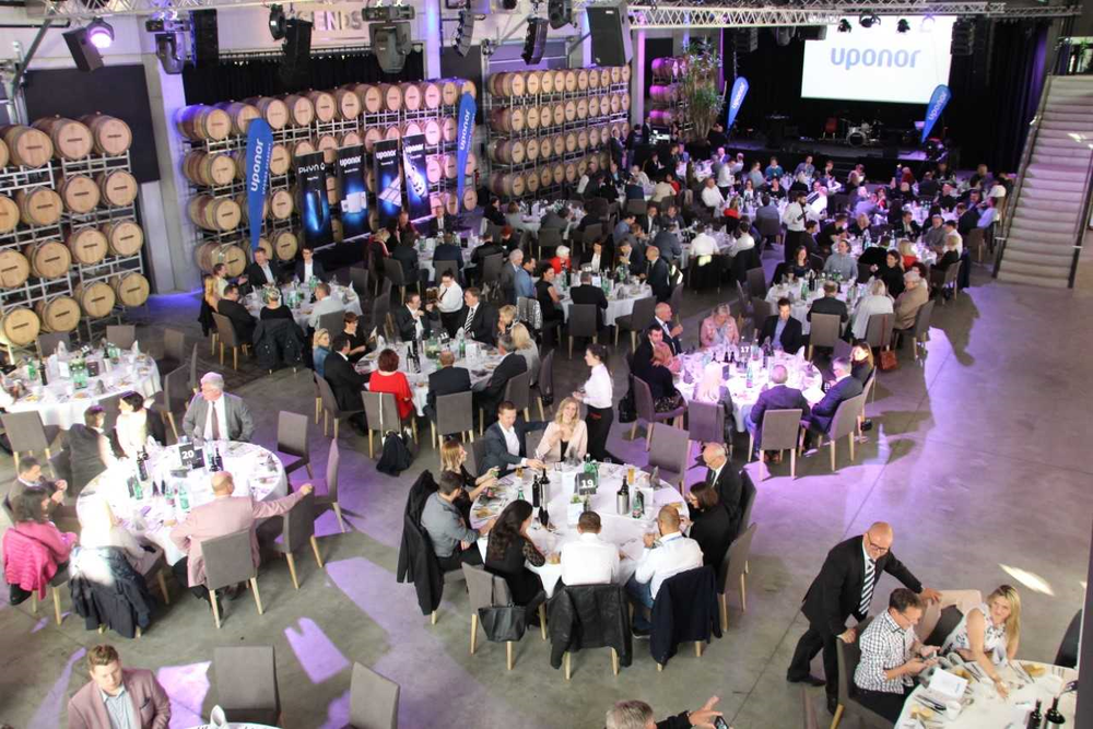 © Uponor
Das Kundenevent Uponor PLUS im Weingut Scheiblhofer war nicht nur aus kulinarischer Sicht ein absolutes Highlight. Rund 250 VIP-Gäste waren der Einladung des Gebäudetechnik-Spezialisten gefolgt, Das Kundenevent Uponor PLUS im Weingut Scheiblhofer war nicht nur aus kulinarischer Sicht ein absolutes Highlight. Rund 250 VIP-Gäste waren der Einladung des Gebäudetechnik-Spezialisten gefolgt,