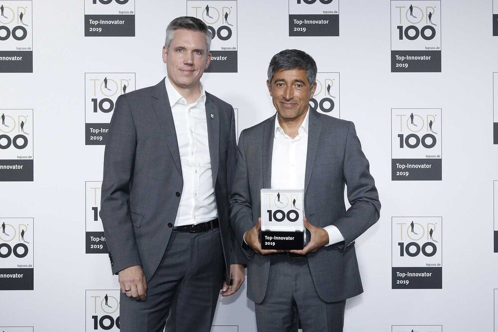 © top 100 compamedia GmbH / Hansgrohe SE
Der Wissenschaftsjournalist Ranga Yogeshwar (r.) überreichte in der Frankfurter Jahrhunderthalle Dr. Jörg Hass, Hansgrohe Vice President Corporate Communications, die Auszeichnung. Der Wissenschaftsjournalist Ranga Yogeshwar (r.) überreichte in der Frankfurter Jahrhunderthalle Dr. Jörg Hass, Hansgrohe Vice President Corporate Communications, die Auszeichnung.