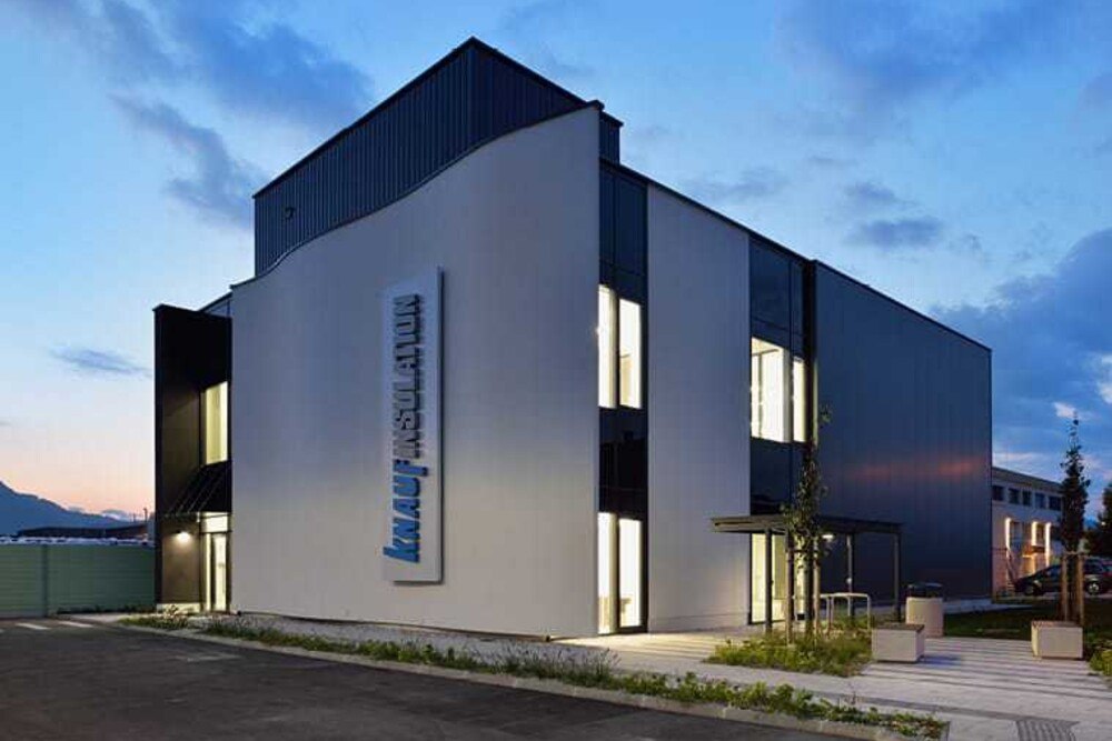 © Knauf Insulation
Vor zehn Jahren stellte Knauf Insulation sein gesamtes Glaswolle-Produktprogramm auf das natürlich Bindemittel Ecose um. Vor zehn Jahren stellte Knauf Insulation sein gesamtes Glaswolle-Produktprogramm auf das natürlich Bindemittel Ecose um.
