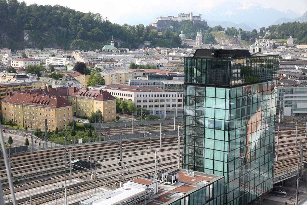 © Derenko
Das neue Arte Hotel Salzburg wurde im transparenten Hochhaus "Perron" von Halle 1 Architekten eröffnet. Das neue Arte Hotel Salzburg wurde im transparenten Hochhaus "Perron" von Halle 1 Architekten eröffnet.