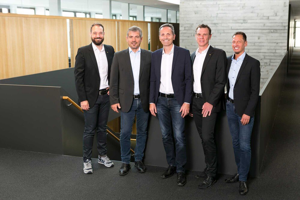 © Dietmar Mathis/i+R Wohnbau
Das neue Führungsteam der i+R Wohnbau: Prokurist Tobias Forer-Pernthaler, die Geschäftsführer Reinold Meusburger und Karlheinz Bayer sowie die Prokuristen Andreas Deuring und Andreas Nussbaumer. Das neue Führungsteam der i+R Wohnbau: Prokurist Tobias Forer-Pernthaler, die Geschäftsführer Reinold Meusburger und Karlheinz Bayer sowie die Prokuristen Andreas Deuring und Andreas Nussbaumer.