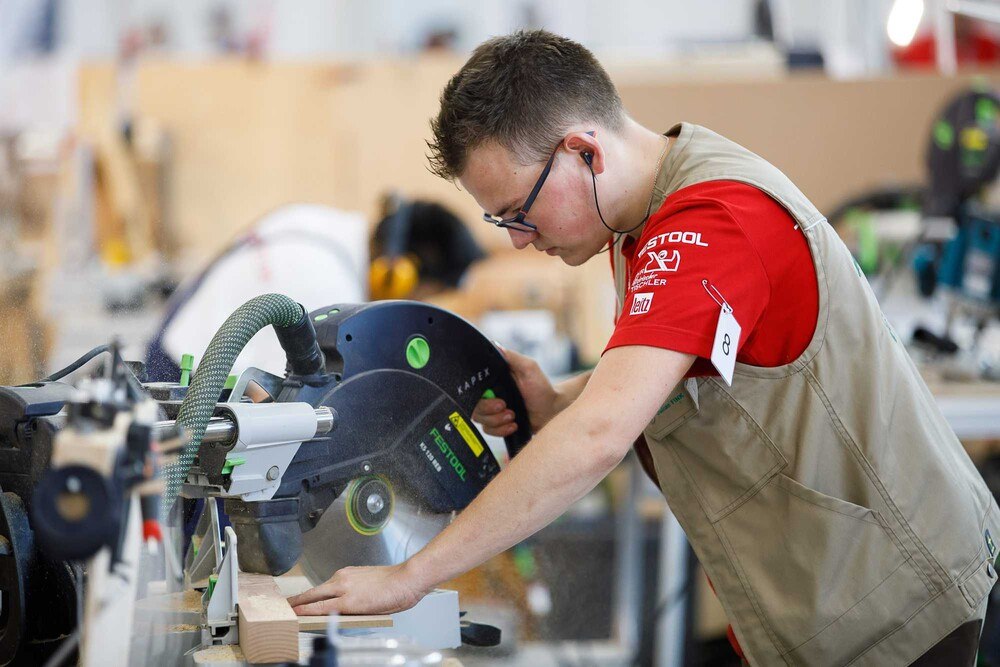 © WKÖ/SkillsAustria
Julian Fink holte im Bewerb der Bautischler die Bronzemedaille. Julian Fink holte im Bewerb der Bautischler die Bronzemedaille.