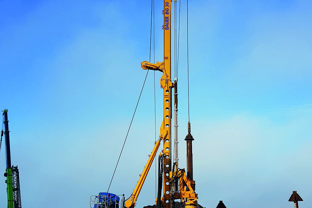 © Bauer Gruppe
An der französischen Bretagne-Küste bei Saint-Brieuc soll in den kommenden Jahren ein Offshore-Windpark gebaut werden. Hierfür bohrte Bauer mehrere Testpfähle. An der französischen Bretagne-Küste bei Saint-Brieuc soll in den kommenden Jahren ein Offshore-Windpark gebaut werden. Hierfür bohrte Bauer mehrere Testpfähle.