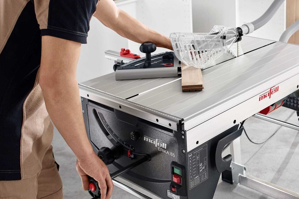 © Mafell
Die mobile Unterflur-Zugsäge Mafell Erika 85 schneidet sicher und präzise Plattenwerkstoffe und Vollholz. Die mobile Unterflur-Zugsäge Mafell Erika 85 schneidet sicher und präzise Plattenwerkstoffe und Vollholz.