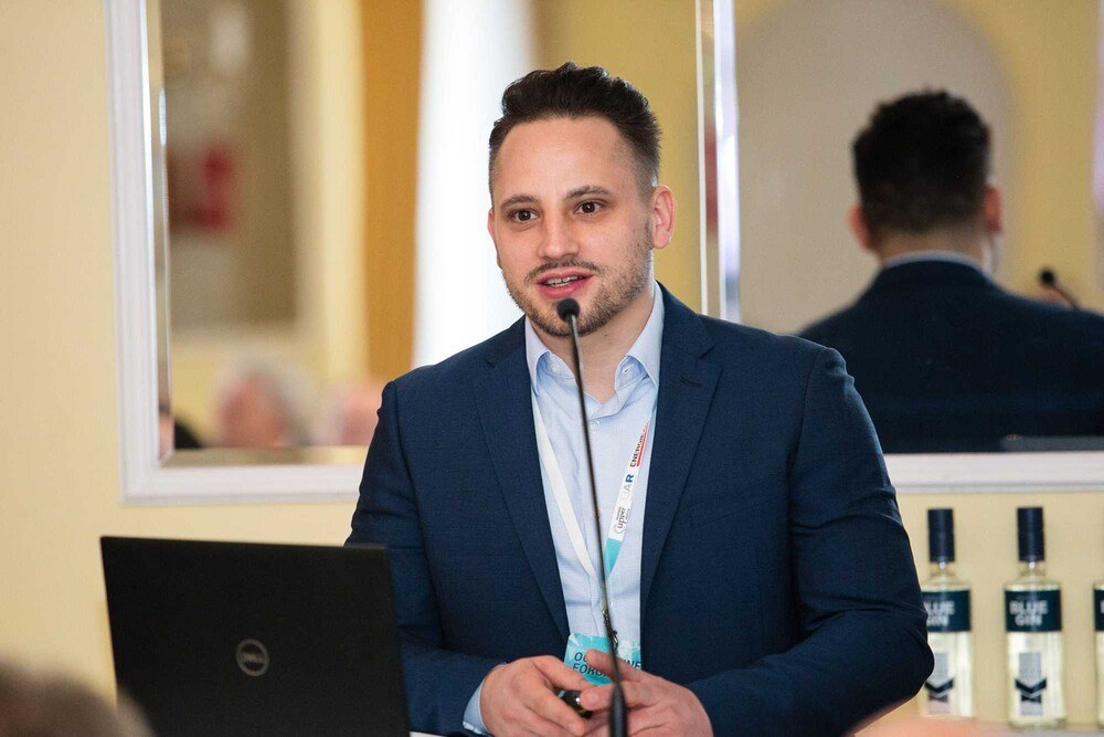 © cityfoto/Roland Pelzl
Johannes Gartner, Vorstandsmitglied der AM Austria sieht das perfekte Zusammenspiel von innovativen Produkten, passenden Services und der richtigen Bedienung durch den Menschen als wesentlich, um die Additive Fertigung raus aus der Nische und hin zu einer anerkannten Schlüsseltechnologie zu führen. Johannes Gartner, Vorstandsmitglied der AM Austria sieht das perfekte Zusammenspiel von innovativen Produkten, passenden Services und der richtigen Bedienung durch den Menschen als wesentlich, um die Additive Fertigung raus aus der Nische und hin zu einer anerkannten Schlüsseltechnologie zu führen.