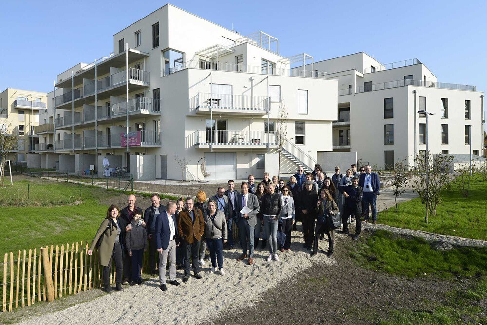 © Zement+Beton/Kromus
Die Delegation aus München mit Vertretern der Stadt Wien, der Bauherren und der VÖZ beim Besuch der bauteilaktivierten Wohnhausanlage MGG22 Die Delegation aus München mit Vertretern der Stadt Wien, der Bauherren und der VÖZ beim Besuch der bauteilaktivierten Wohnhausanlage MGG22