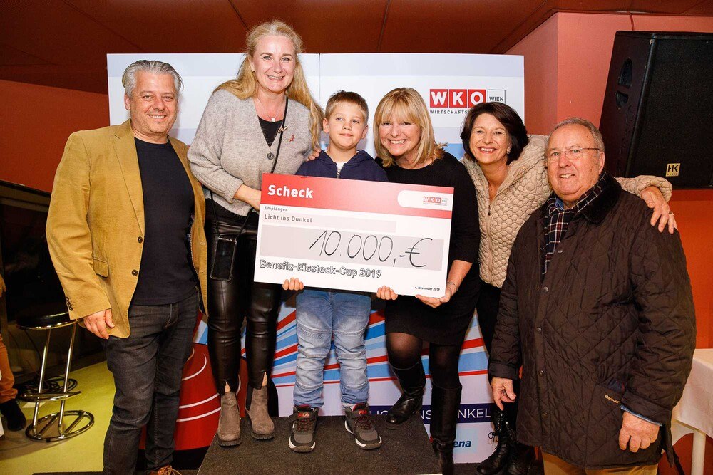 © WKW, Florian Wieser
Scheckübergabe beim Eisstock-Cup der Sozialpartner: Elias mit seiner Mama Martina (Mitte links) und Licht ins Dunkel-Geschäftsführerin Eva Radinger, den WK Wien-Vizepräsidenten Hans Arsenovic und Karl Ramharter sowie Spartenobfrau Gewerbe und Handwerk, Nationalratsabgeordnete Maria Smodics-Neumann.  Scheckübergabe beim Eisstock-Cup der Sozialpartner: Elias mit seiner Mama Martina (Mitte links) und Licht ins Dunkel-Geschäftsführerin Eva Radinger, den WK Wien-Vizepräsidenten Hans Arsenovic und Karl Ramharter sowie Spartenobfrau Gewerbe und Handwerk, Nationalratsabgeordnete Maria Smodics-Neumann.