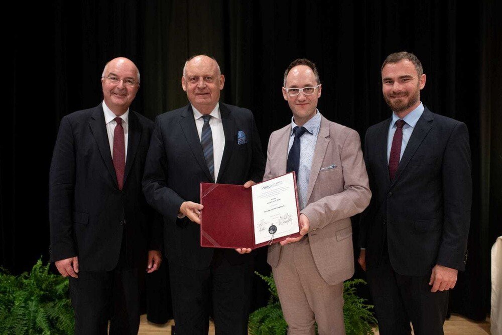 © IMC FH Krems
Karl Ennsfellner, Geschäftsführer IMC FH Krems; Hubert Culik, Obmann des Fachverbands der chemischen Industrie; Martin Waiguny, Kollegiumsleiter und Manfred Pferzinger, Stv. Kollegiumsleiter. Karl Ennsfellner, Geschäftsführer IMC FH Krems; Hubert Culik, Obmann des Fachverbands der chemischen Industrie; Martin Waiguny, Kollegiumsleiter und Manfred Pferzinger, Stv. Kollegiumsleiter.