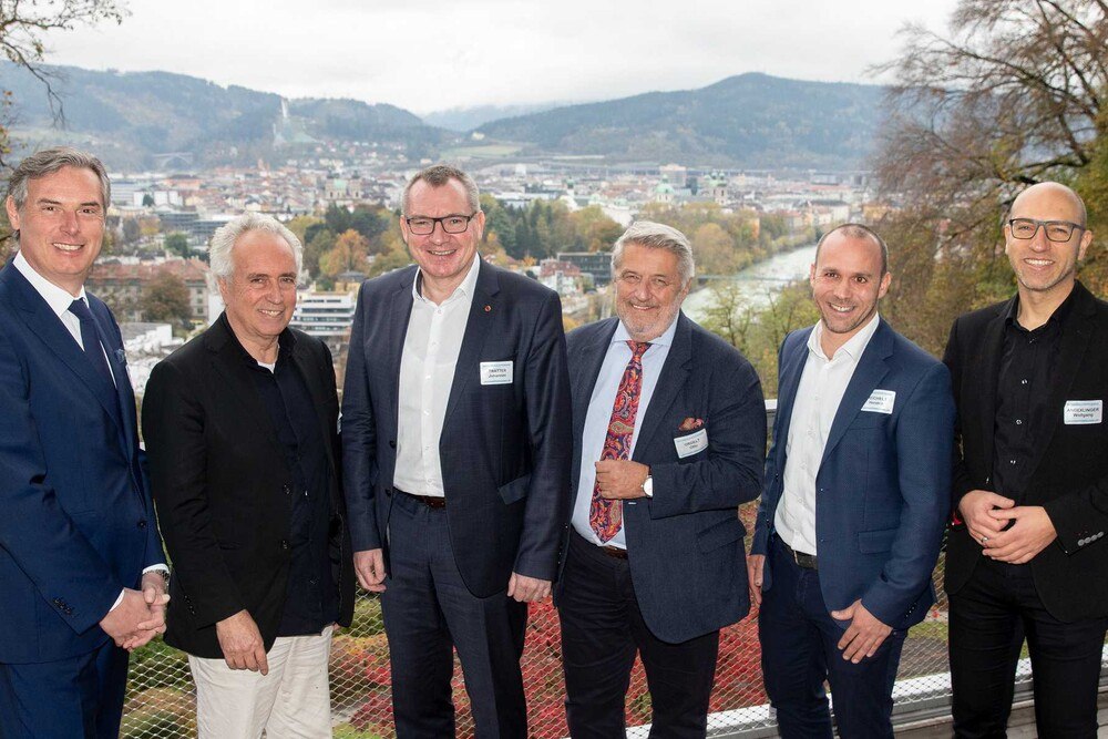 © Knauf/Christian Forcher
Die Referenten der von den beiden Unternehmen Knauf und Knauf Insulation organisierten Wohnbauveranstaltung in Innsbruck (v.l): Knauf Insulation GF Udo Klamminger, Architekt Dietmar Eberle, Tiroler Landesrat Johannes Tratter, KMH GF Otto Ordelt, Hendrik Reichelt von Kaufmann Bausysteme und Vorstand der Innsbrucker Stadtplanung Wolfgang Andexlinger Die Referenten der von den beiden Unternehmen Knauf und Knauf Insulation organisierten Wohnbauveranstaltung in Innsbruck (v.l): Knauf Insulation GF Udo Klamminger, Architekt Dietmar Eberle, Tiroler Landesrat Johannes Tratter, KMH GF Otto Ordelt, Hendrik Reichelt von Kaufmann Bausysteme und Vorstand der Innsbrucker Stadtplanung Wolfgang Andexlinger