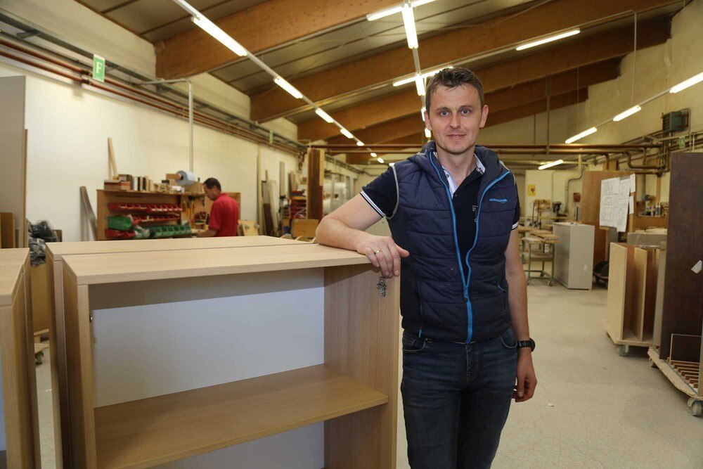 © Thomas Prlic
Betriebsleiter Christian Stubauer und sein Team produzieren montagefertige Möbel für Tischlereien, Möbelhändler und Planungsstudios. Betriebsleiter Christian Stubauer und sein Team produzieren montagefertige Möbel für Tischlereien, Möbelhändler und Planungsstudios.
