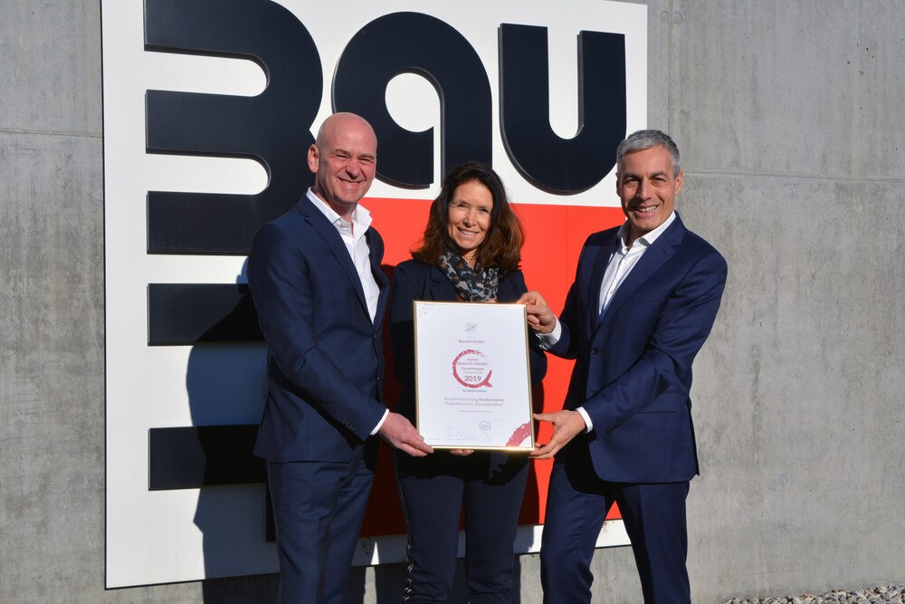 © Baumit
Die Marke Baumit wurde vom Linzer Market Institut mit dem Quality Award ausgezeichnet (v.l.):Georg Grimschitz (Marketingleiter Baumit), Birgit Starmayr (Institutsvorstand Market), Georg Bursik (Geschäftsführer Baumit) Die Marke Baumit wurde vom Linzer Market Institut mit dem Quality Award ausgezeichnet (v.l.):Georg Grimschitz (Marketingleiter Baumit), Birgit Starmayr (Institutsvorstand Market), Georg Bursik (Geschäftsführer Baumit)