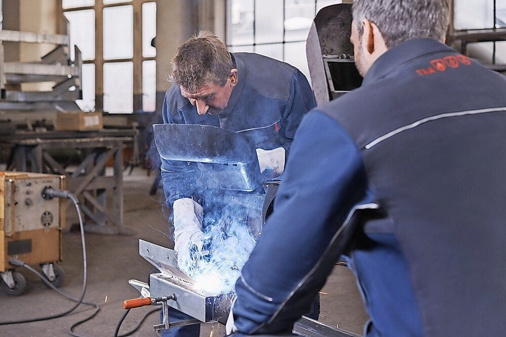 © Mewa
Die neue Sicherheitskleidung von Mewa bietet neben Schutz vor Hitze und Funken auch Bewegungsfreiheit, Tragekomfort und ein schickes Design. Die neue Sicherheitskleidung von Mewa bietet neben Schutz vor Hitze und Funken auch Bewegungsfreiheit, Tragekomfort und ein schickes Design.