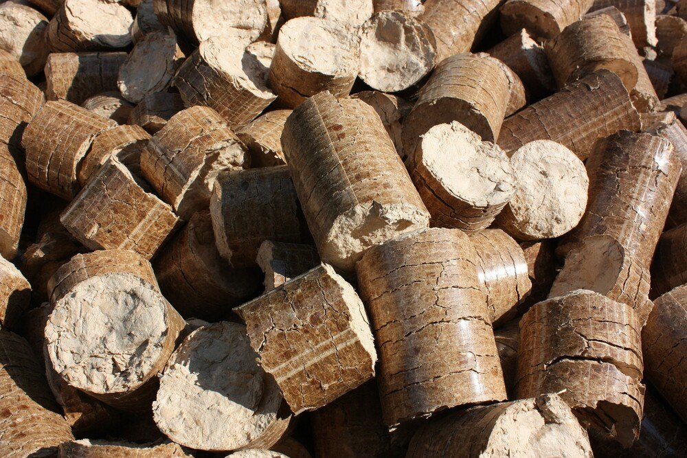 © Pixabay
Heimische Holzheizer ersparten sich von 2008 bis 2018 etwa 7 Milliarden Euro an Heizkosten. Heimische Holzheizer ersparten sich von 2008 bis 2018 etwa 7 Milliarden Euro an Heizkosten.