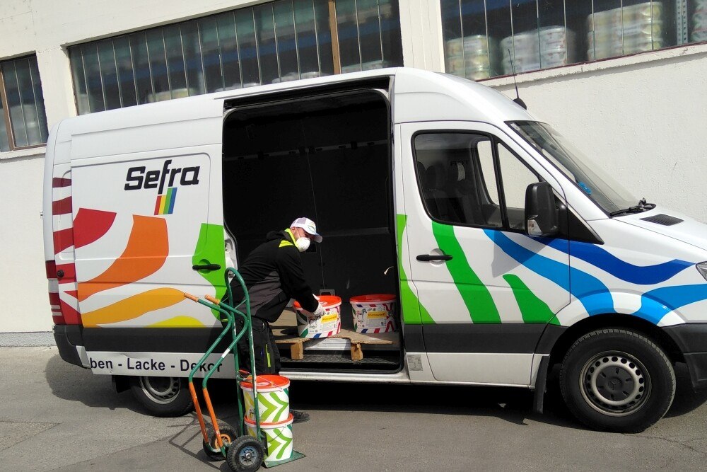 © Sefra Farben
Mit Mundschutz zur Farbenauslieferung: Der neue Alltag für Sefra-Mitarbeiter und Mitarbeiterinnen. Mit Mundschutz zur Farbenauslieferung: Der neue Alltag für Sefra-Mitarbeiter und Mitarbeiterinnen.