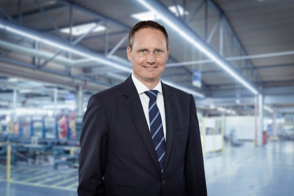 © Olaf Rohl/Saint-Gobain
Dr. Stephan Kranz ist der neue Vorsitzende der Geschäftsführung bei Saint-Gobain Glass Deutschland GmbH und Geschäftsführer der Saint-Gobain Deutsche Glas GmbH. Dr. Stephan Kranz ist der neue Vorsitzende der Geschäftsführung bei Saint-Gobain Glass Deutschland GmbH und Geschäftsführer der Saint-Gobain Deutsche Glas GmbH.