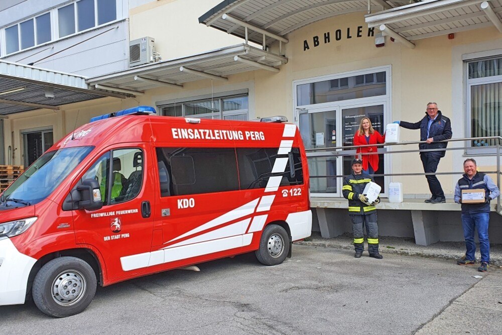 © Werk
v.l. Feuerwehrkomandant FF Stadt Perg Gerhard Panhofer, Silvia Horner, Dr. Paul Lassacher, Stefan Radinger (alle Synthesa) v.l. Feuerwehrkomandant FF Stadt Perg Gerhard Panhofer, Silvia Horner, Dr. Paul Lassacher, Stefan Radinger (alle Synthesa)