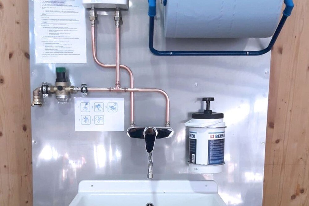 © Bau Power Hygeniestation
Um die Einhaltung der Covid-19-Schutzmaßnahmen zu erleichtern, hat Bau Power eine Hygienestation für die Baustelle konzipiert. Um die Einhaltung der Covid-19-Schutzmaßnahmen zu erleichtern, hat Bau Power eine Hygienestation für die Baustelle konzipiert.