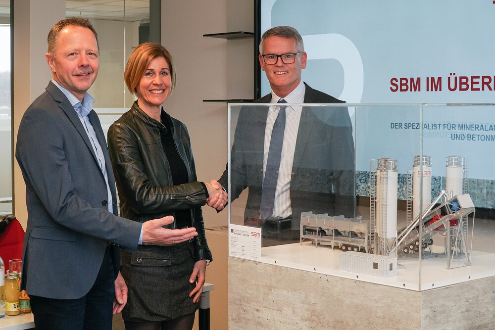 © SBM
v.l. SBM-Vertriebsleiter Ernst Stöttinger, Direktorin Judith Blaimschein und SBM-Geschäftsführer Erwin Schneller bei der Übergabe des Lehrmodelles. v.l. SBM-Vertriebsleiter Ernst Stöttinger, Direktorin Judith Blaimschein und SBM-Geschäftsführer Erwin Schneller bei der Übergabe des Lehrmodelles.