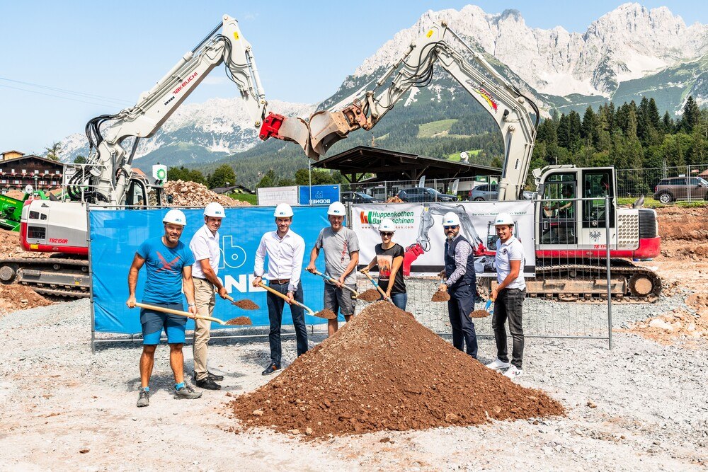 © Huppenkothen GmbH
Feierlicher Spatenstich (v.l.): Dieter Brucker (Bauleitung Hochbau, Ing. Hans Bodner Baugesellschaft m.b.H. & Co. KG), Herbert Holaus (Filialleiter, Huppenkothen Filiale Innsbruck), Wolfgang Rigo (Geschäftsführer, Huppenkothen GmbH), Josef Oberleitner (Mietparkleiter, neue Mietstation Going), Stephanie Berchtold (Immobilienmanagement, Huppenkothen GmbH), Robert Erber (Projektleitung GU, Ing. Hans Bodner Baugesellschaft m.b.H. & Co. KG), Martin Schmiderer (DI Carlo Chiavistrelli GmbH, Hanel Ingenieure) Feierlicher Spatenstich (v.l.): Dieter Brucker (Bauleitung Hochbau, Ing. Hans Bodner Baugesellschaft m.b.H. & Co. KG), Herbert Holaus (Filialleiter, Huppenkothen Filiale Innsbruck), Wolfgang Rigo (Geschäftsführer, Huppenkothen GmbH), Josef Oberleitner (Mietparkleiter, neue Mietstation Going), Stephanie Berchtold (Immobilienmanagement, Huppenkothen GmbH), Robert Erber (Projektleitung GU, Ing. Hans Bodner Baugesellschaft m.b.H. & Co. KG), Martin Schmiderer (DI Carlo Chiavistrelli GmbH, Hanel Ingenieure)