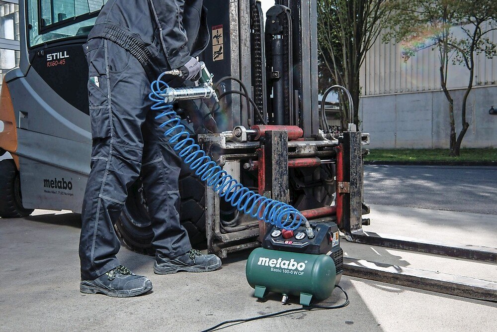 © Metabo
Mobiler Kompressor für unterschiedlichste Gewerke und Anwendungen – etwa für das Arbeiten mit der Fettpresse. Mobiler Kompressor für unterschiedlichste Gewerke und Anwendungen – etwa für das Arbeiten mit der Fettpresse.