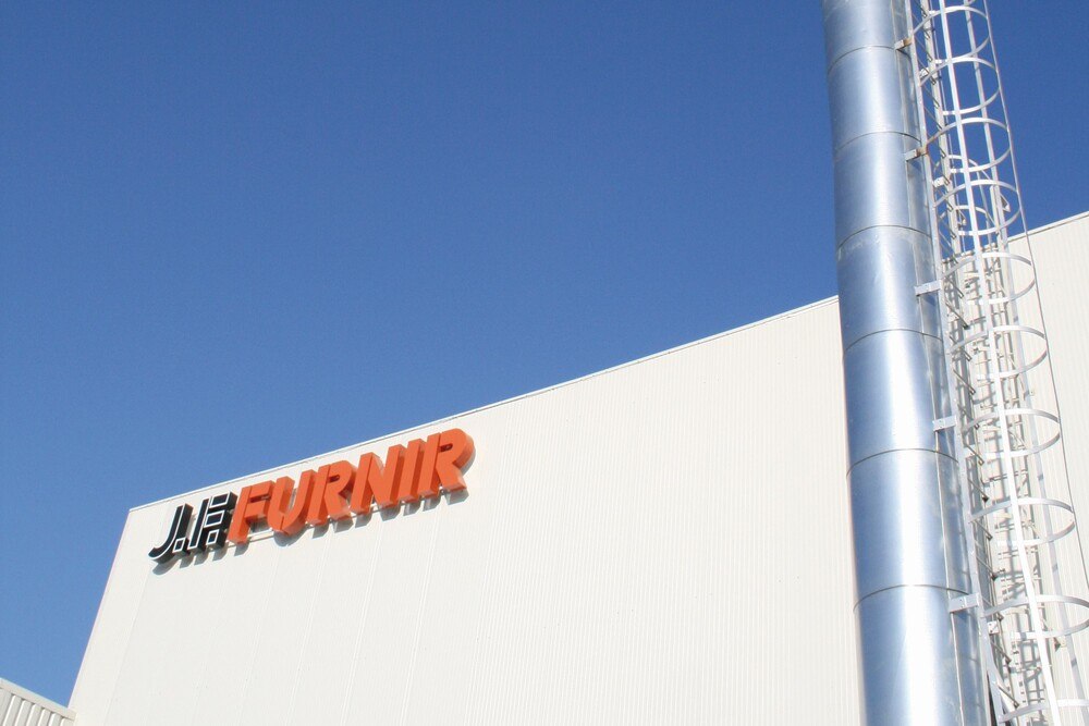 © Frischeis
Frischeis stellt die Rohfurnierproduktion im Werk J. F. Furnir im rumänischen Braşov ein. Frischeis stellt die Rohfurnierproduktion im Werk J. F. Furnir im rumänischen Braşov ein.
