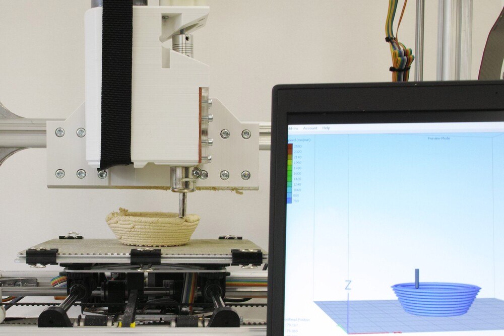 © Uwe Bodenschatz
Die Wissenschaftler entwickeln derzeit ein Verfahren für den 3D-Druck mit pastöser Holzmasse. Die Wissenschaftler entwickeln derzeit ein Verfahren für den 3D-Druck mit pastöser Holzmasse.