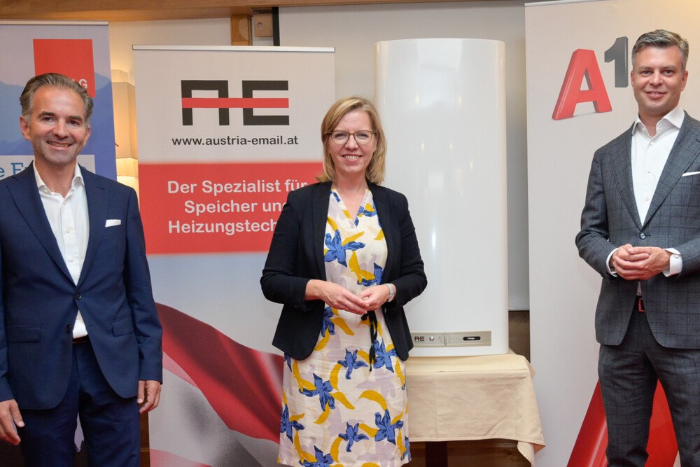 © APA Fotoservice/Lackner
(v.l.): Martin Hagleitner, CEO der Austria Email AG, Klimaschutzministerin Leonore Gewessler, Thomas Arnoldner, CEO A1 Telekom Austria Group (v.l.): Martin Hagleitner, CEO der Austria Email AG, Klimaschutzministerin Leonore Gewessler, Thomas Arnoldner, CEO A1 Telekom Austria Group