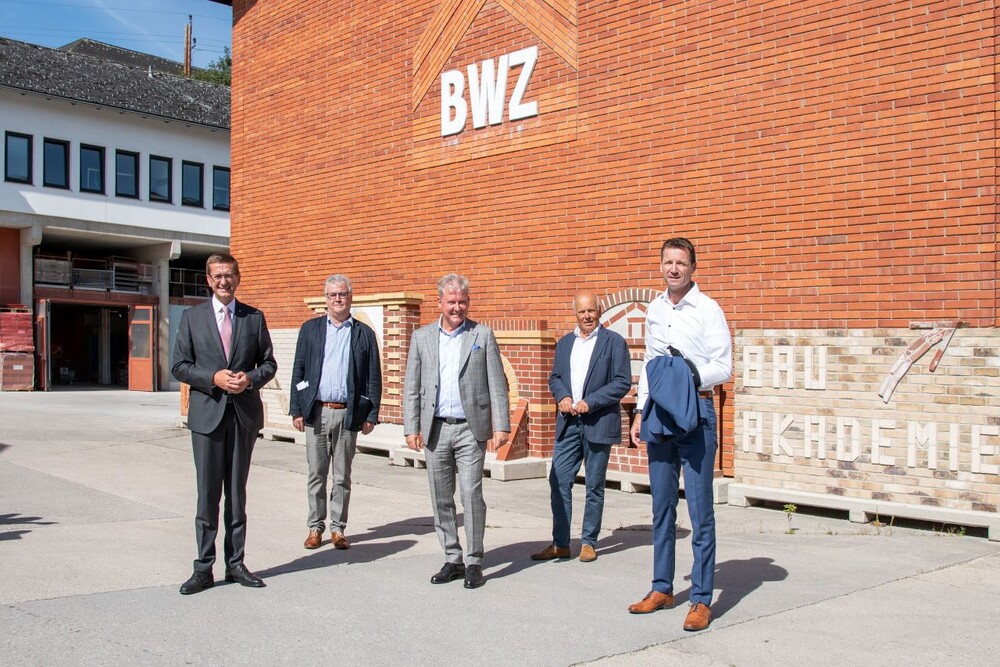 © Laresser
v.l.: Landesrat Markus Achleitner, Bürgermeister Johann Würzburger, Landesinnungsmeister Norbert Hartl, Bauakademie-Obmann Herbert Pichler, Bauakademie-Geschäftsführer Harald Kopececk v.l.: Landesrat Markus Achleitner, Bürgermeister Johann Würzburger, Landesinnungsmeister Norbert Hartl, Bauakademie-Obmann Herbert Pichler, Bauakademie-Geschäftsführer Harald Kopececk