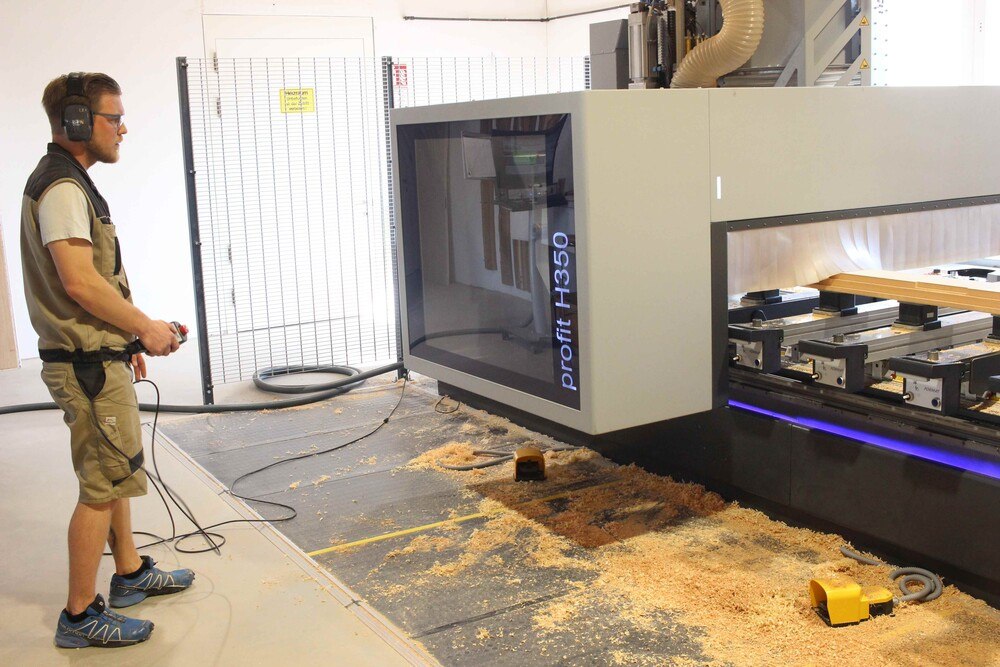 © Gernot Wagner
Die Tischlerei Minihuber setzte mit der profit H350 von Format4 auf einen Allrounder für die Platten- und Massivholzbearbeitung. Die Tischlerei Minihuber setzte mit der profit H350 von Format4 auf einen Allrounder für die Platten- und Massivholzbearbeitung.