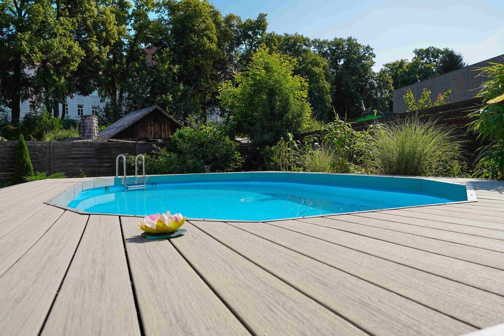 © Bernd Neuner (JAF)
Die Terassendielen können auch boden- und wassernah verlegt werden – und sind so auch gut für Poolumrandungen geeignet. Die Terassendielen können auch boden- und wassernah verlegt werden – und sind so auch gut für Poolumrandungen geeignet.