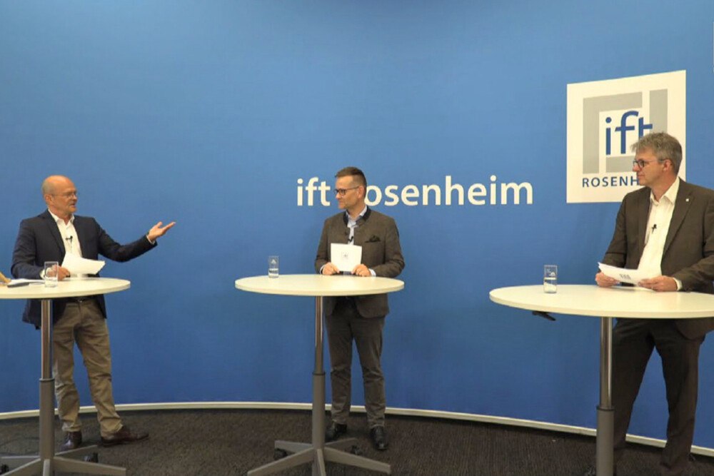 © ift Rosenheim
Erster Rosenheimer Online-Dialog: Moderator Manfred Stoff (links) befragt Geschäftsführer Dr. Jochen Peichl (Mitte) und Institutsleiter Prof. Jörn P. Lass zu News aus dem ift Rosenheim. Erster Rosenheimer Online-Dialog: Moderator Manfred Stoff (links) befragt Geschäftsführer Dr. Jochen Peichl (Mitte) und Institutsleiter Prof. Jörn P. Lass zu News aus dem ift Rosenheim.